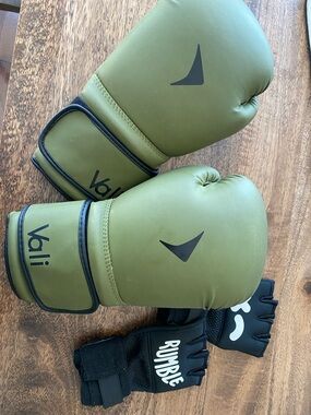 Vali 12oz Boxing Gloves & Rumble wrap set
